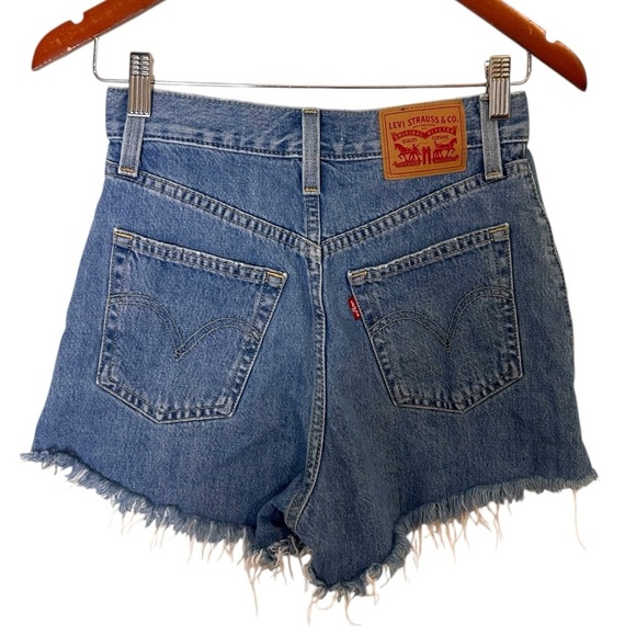 Levi's Women's High Waisted Mom Shorts- Distressed Medium Wash- Size 25 - Picture 7 of 14